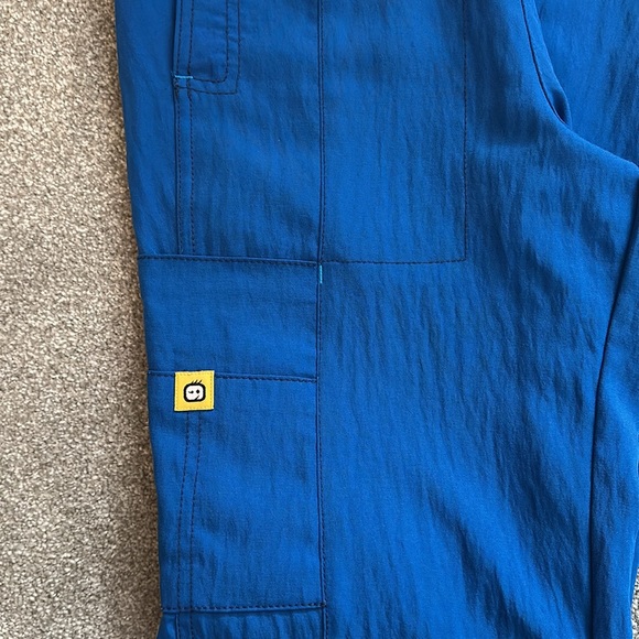 WonderWink Style 5814 Spread Good Cheer Scrub Pants size XS ~ worn once ~ - Picture 4 of 8